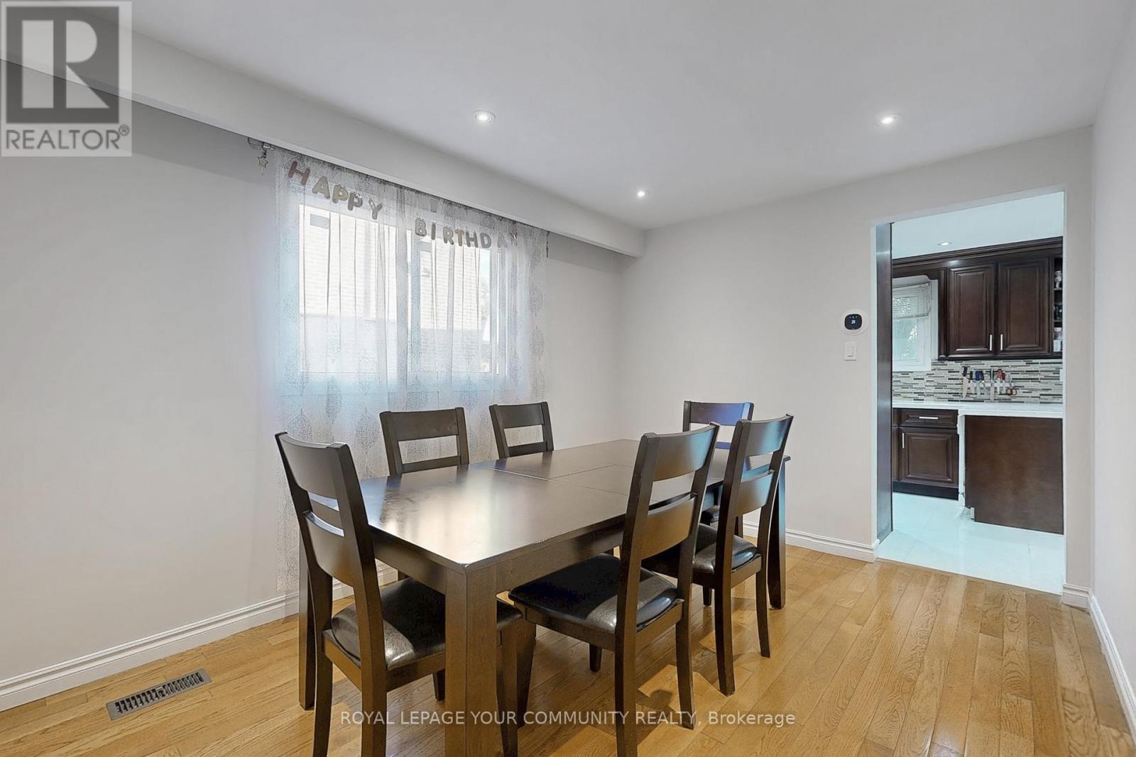 Photo 8 of 287 Manchester Drive, Newmarket ON