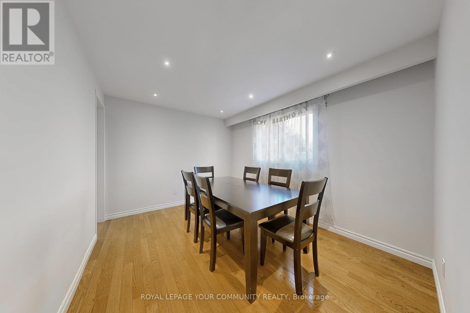 Photo 9 of 287 Manchester Drive, Newmarket ON