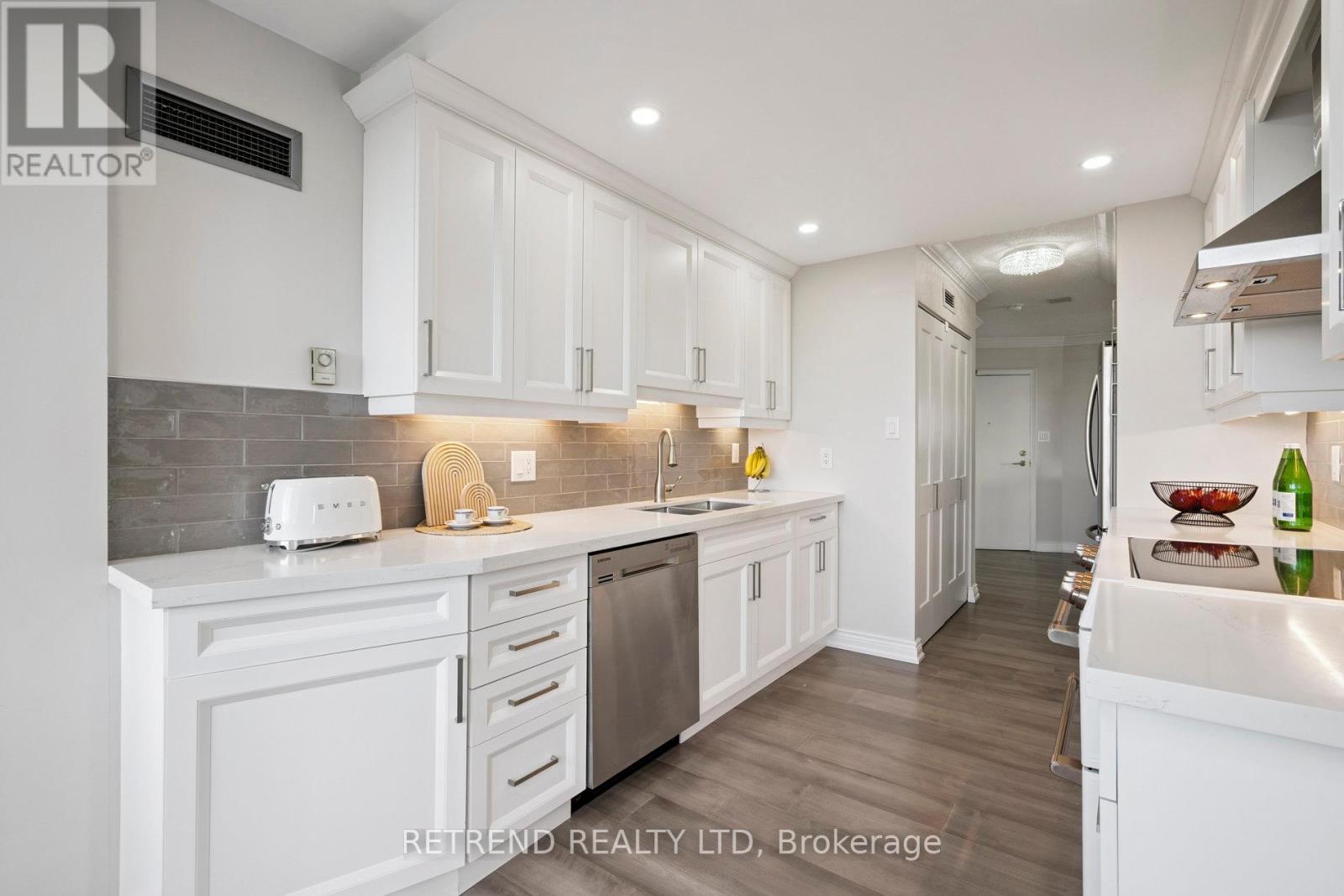 Photo 15 of 826 32 Clarissa Drive, Richmond Hill ON
