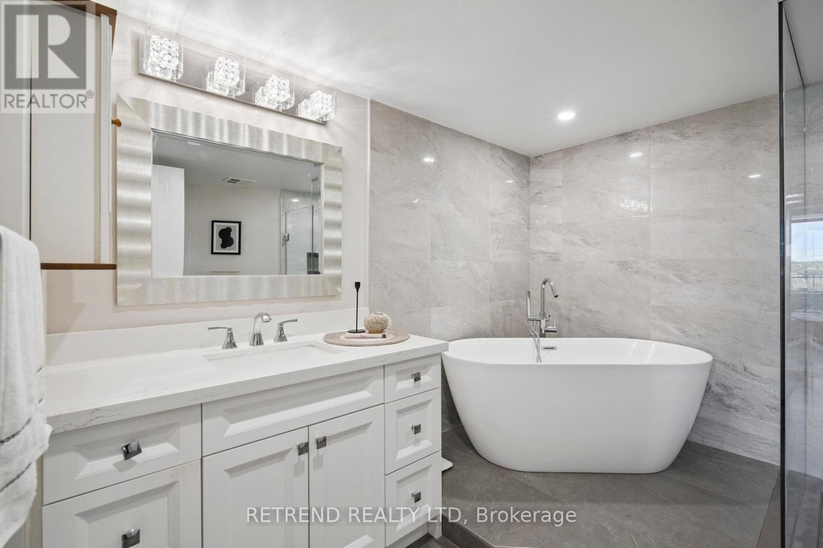 Photo 26 of 826 32 Clarissa Drive, Richmond Hill ON