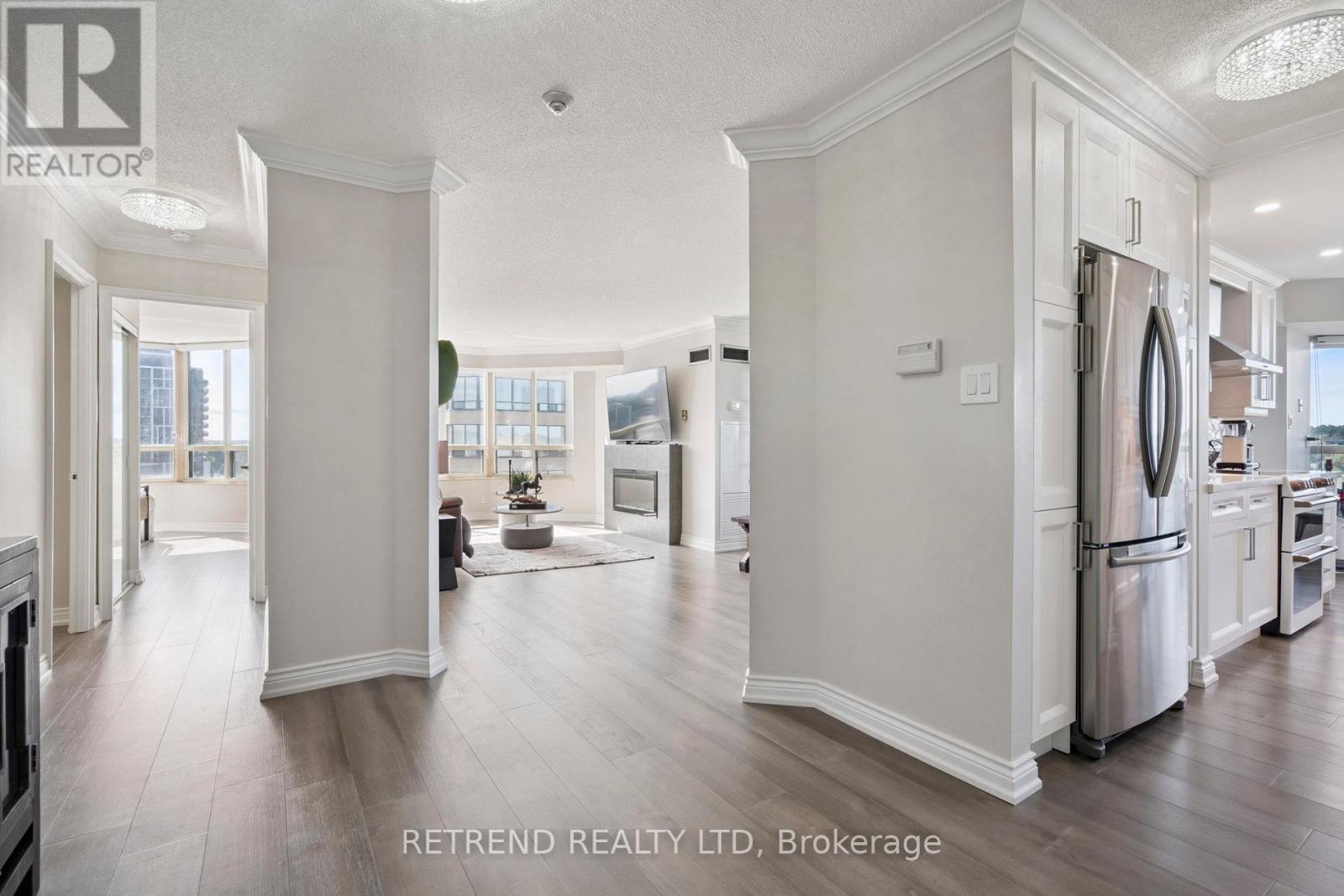 Photo 8 of 826 32 Clarissa Drive, Richmond Hill ON