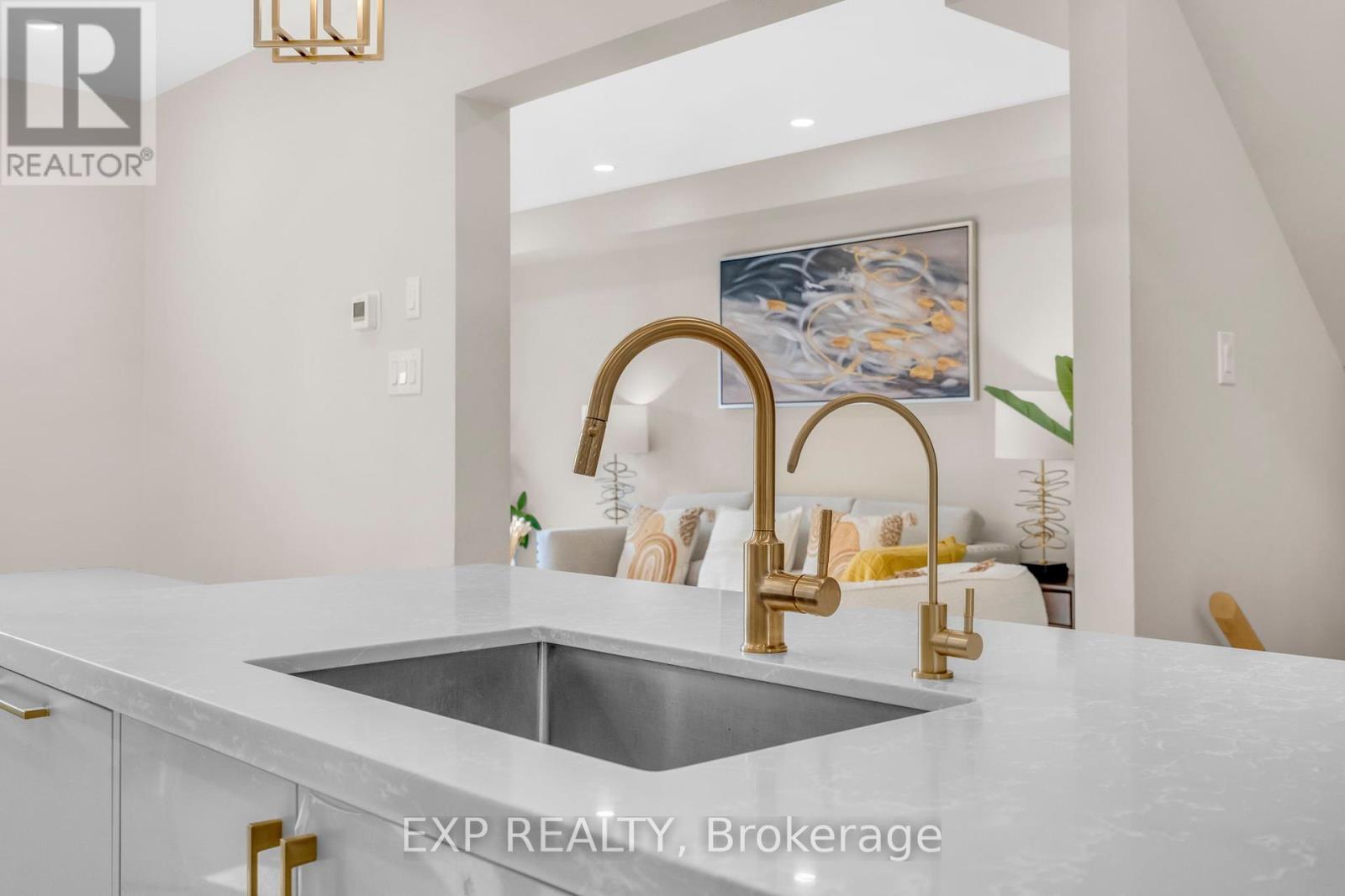 Photo 11 of 66 Whitefaulds Road, Vaughan ON