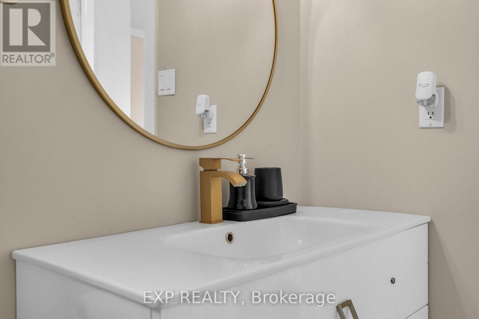 Photo 26 of 66 Whitefaulds Road, Vaughan ON