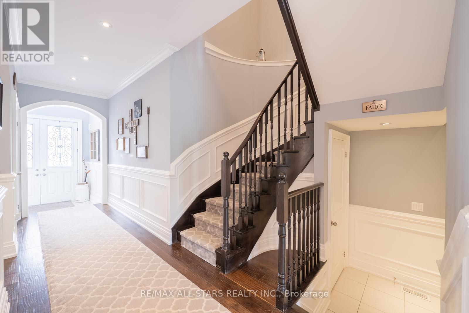 Photo 13 of 61 Manor Forest Road, East Gwillimbury ON