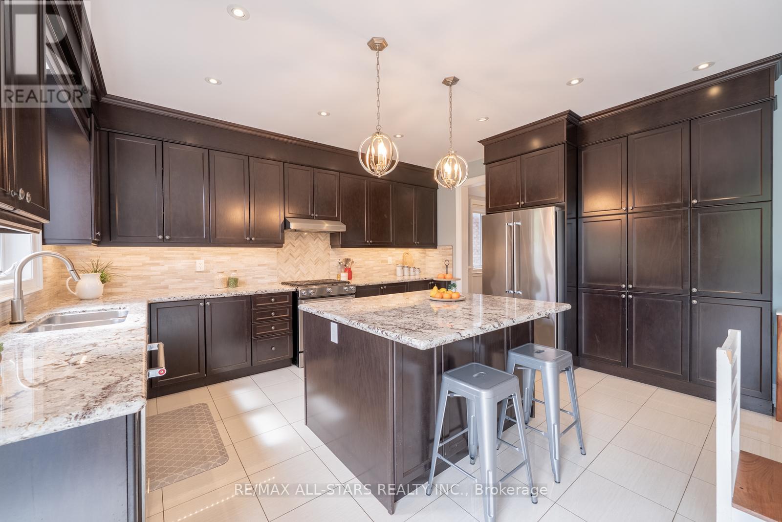 Photo 20 of 61 Manor Forest Road, East Gwillimbury ON