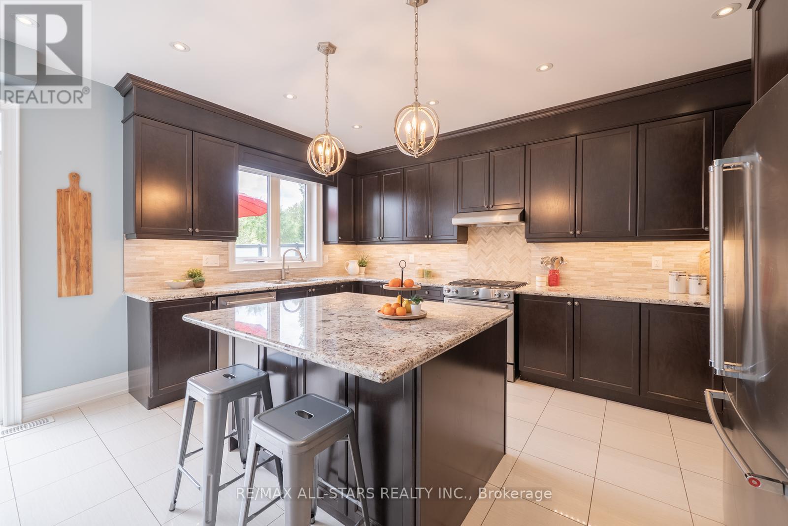 Photo 21 of 61 Manor Forest Road, East Gwillimbury ON