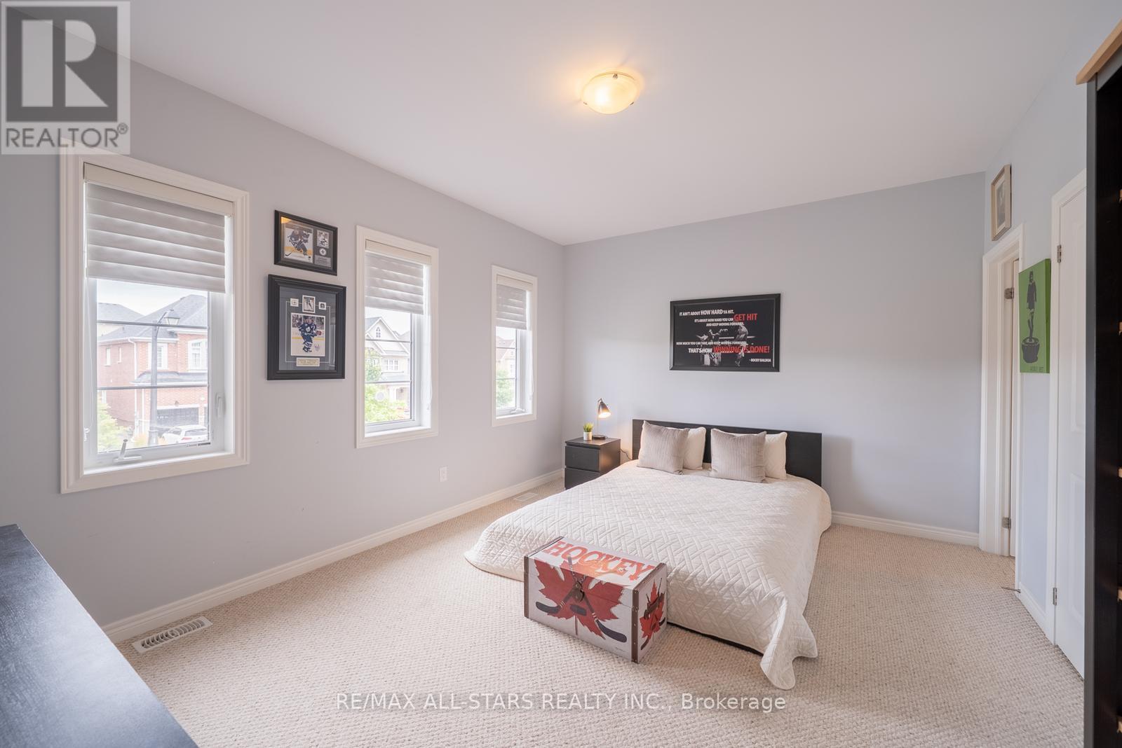 Photo 24 of 61 Manor Forest Road, East Gwillimbury ON
