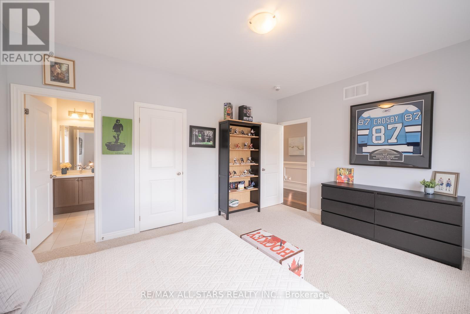 Photo 25 of 61 Manor Forest Road, East Gwillimbury ON