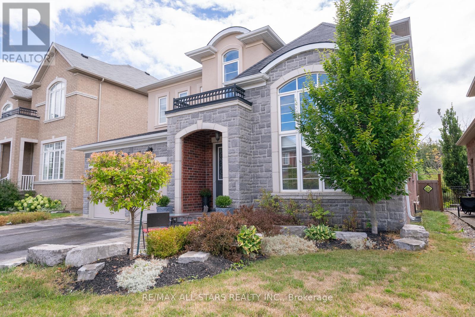 Photo 3 of 61 Manor Forest Road, East Gwillimbury ON