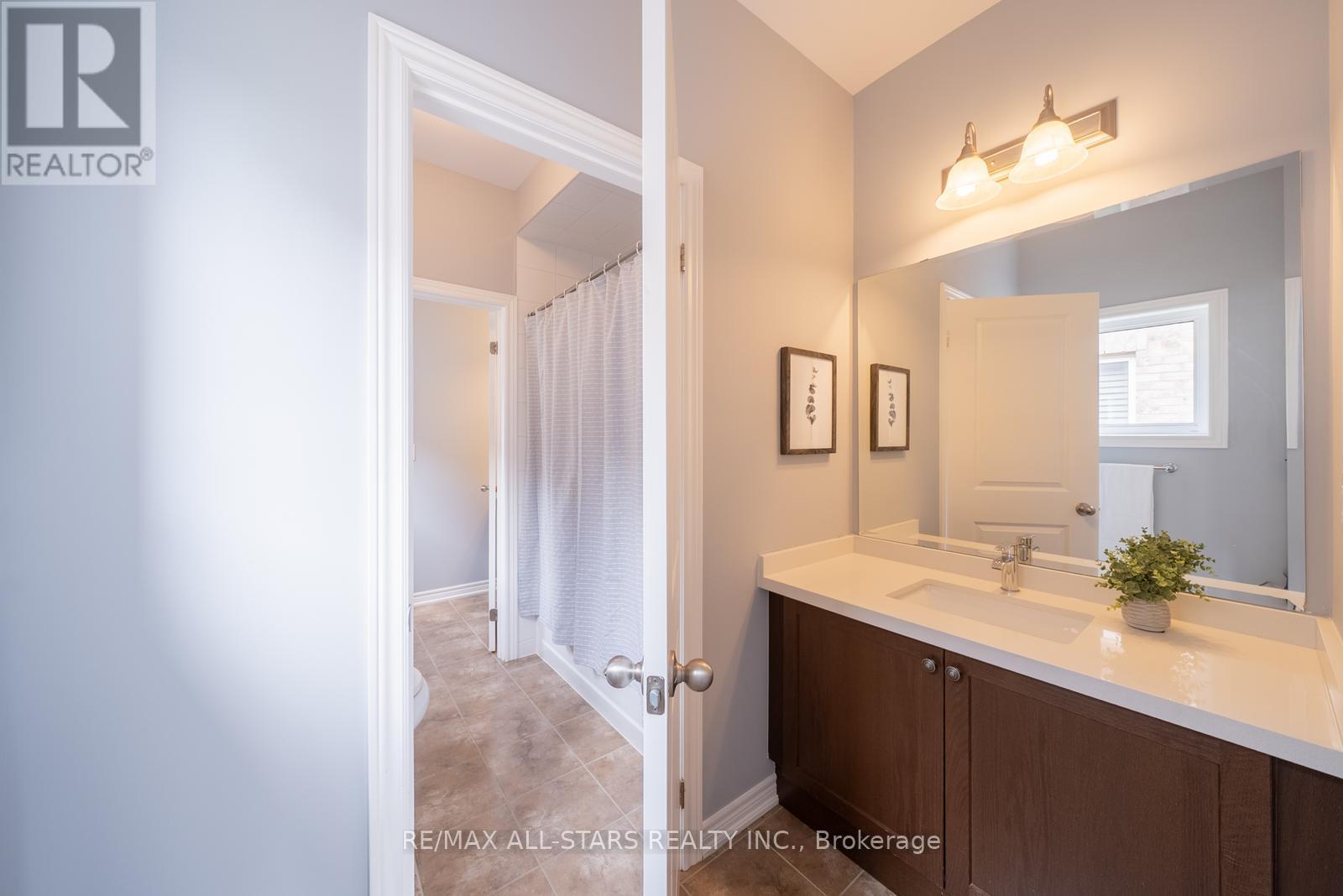 Photo 31 of 61 Manor Forest Road, East Gwillimbury ON