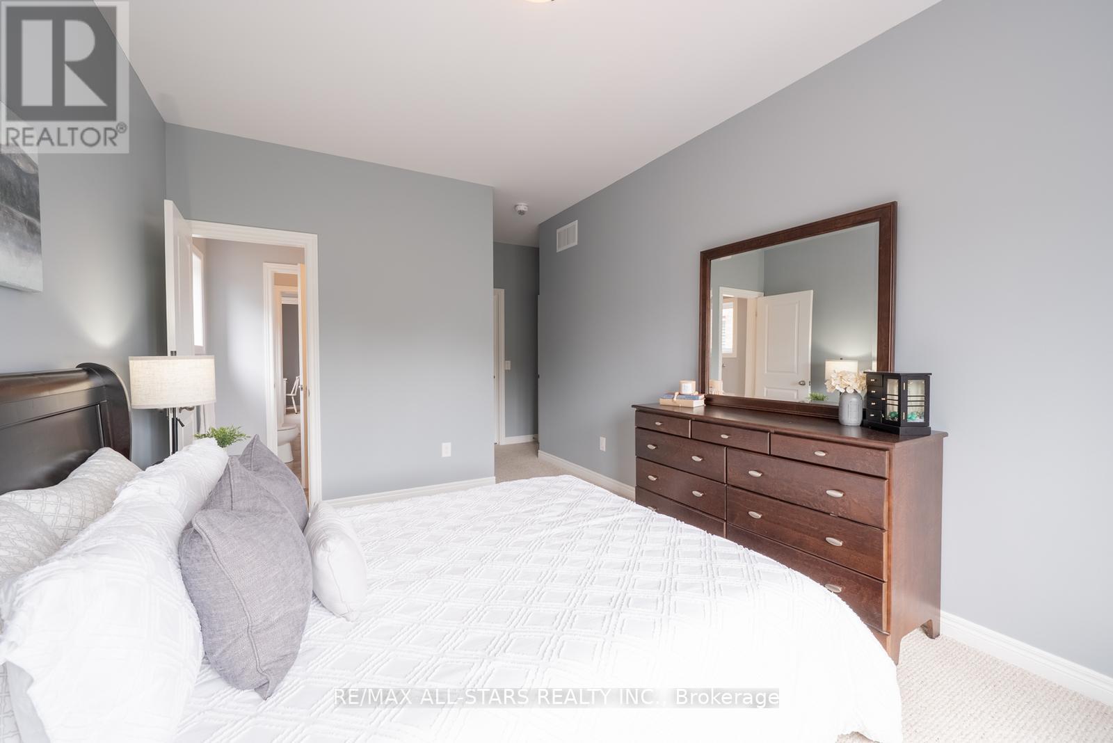 Photo 33 of 61 Manor Forest Road, East Gwillimbury ON