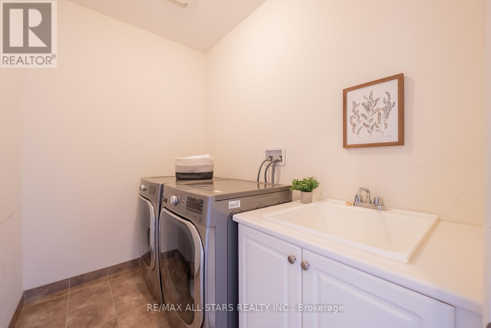 Photo 34 of 61 Manor Forest Road, East Gwillimbury ON