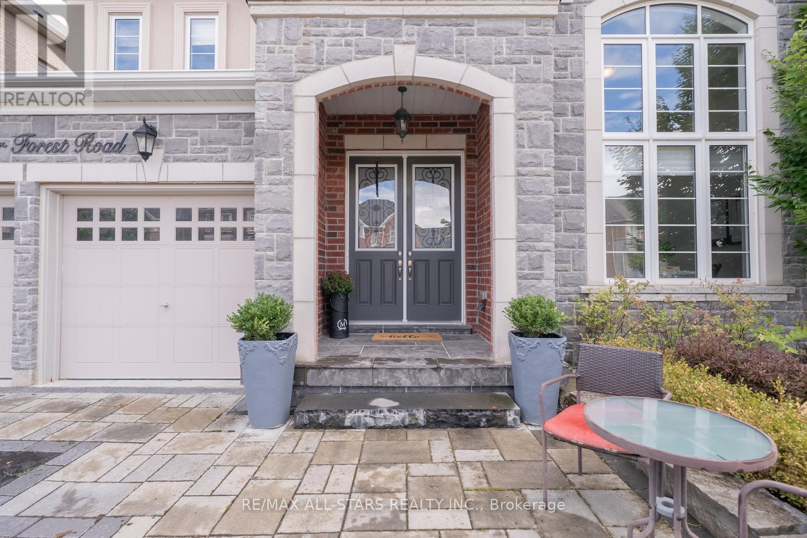 Photo 4 of 61 Manor Forest Road, East Gwillimbury ON