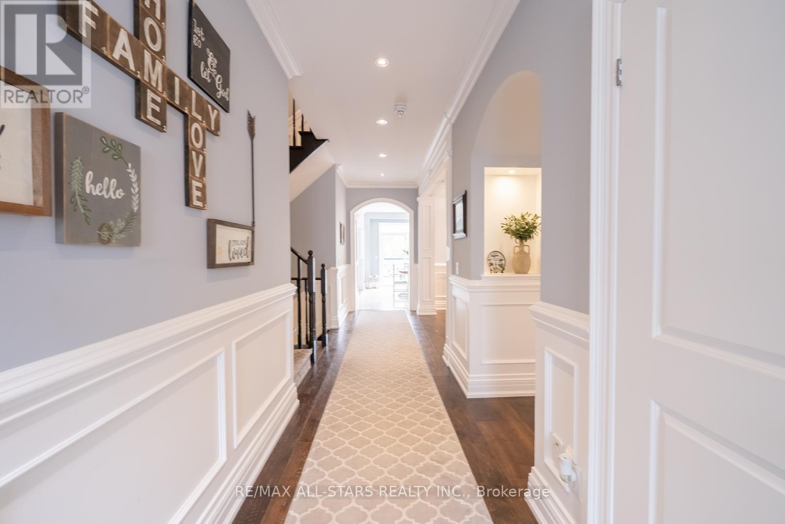Photo 9 of 61 Manor Forest Road, East Gwillimbury ON