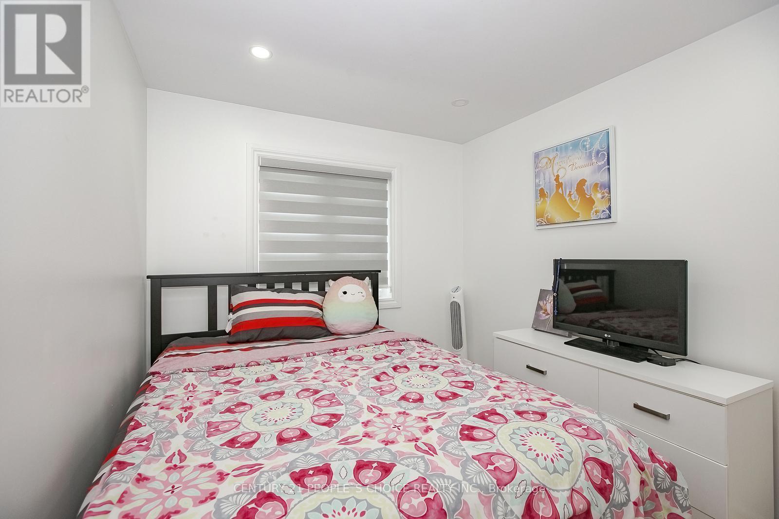 Photo 35 of 47 Garibaldi Drive, Brampton ON