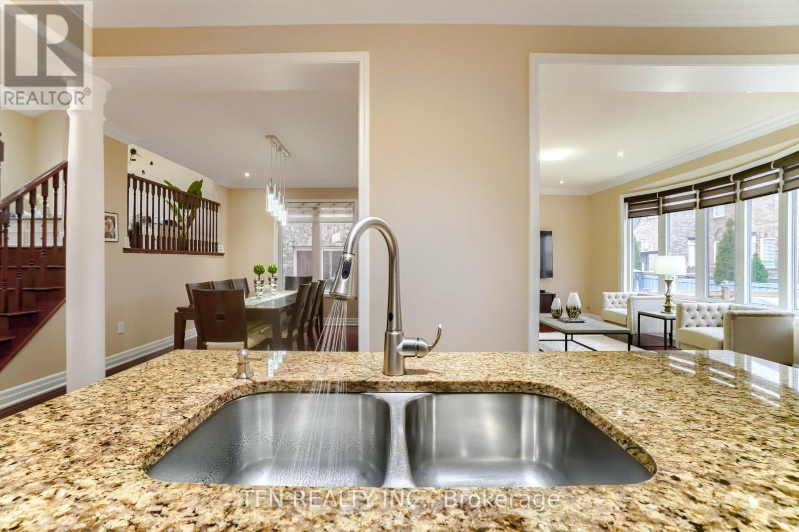 Photo 8 of 327 Pringle Avenue, Milton ON