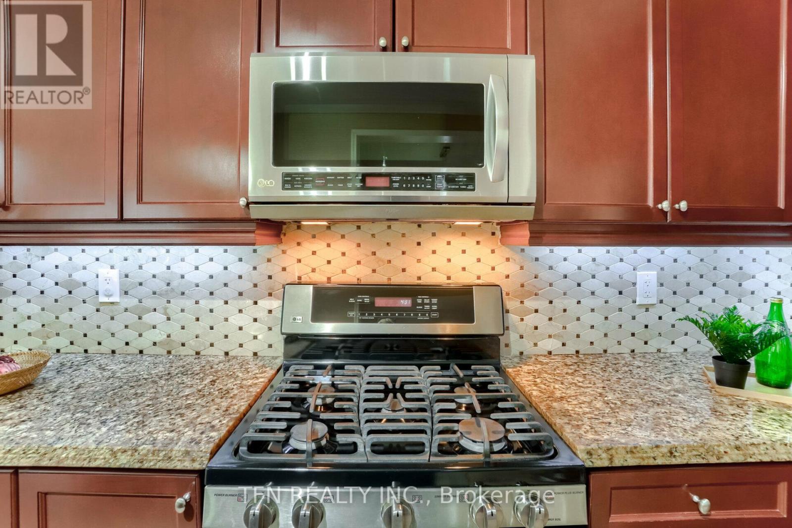 Photo 9 of 327 Pringle Avenue, Milton ON