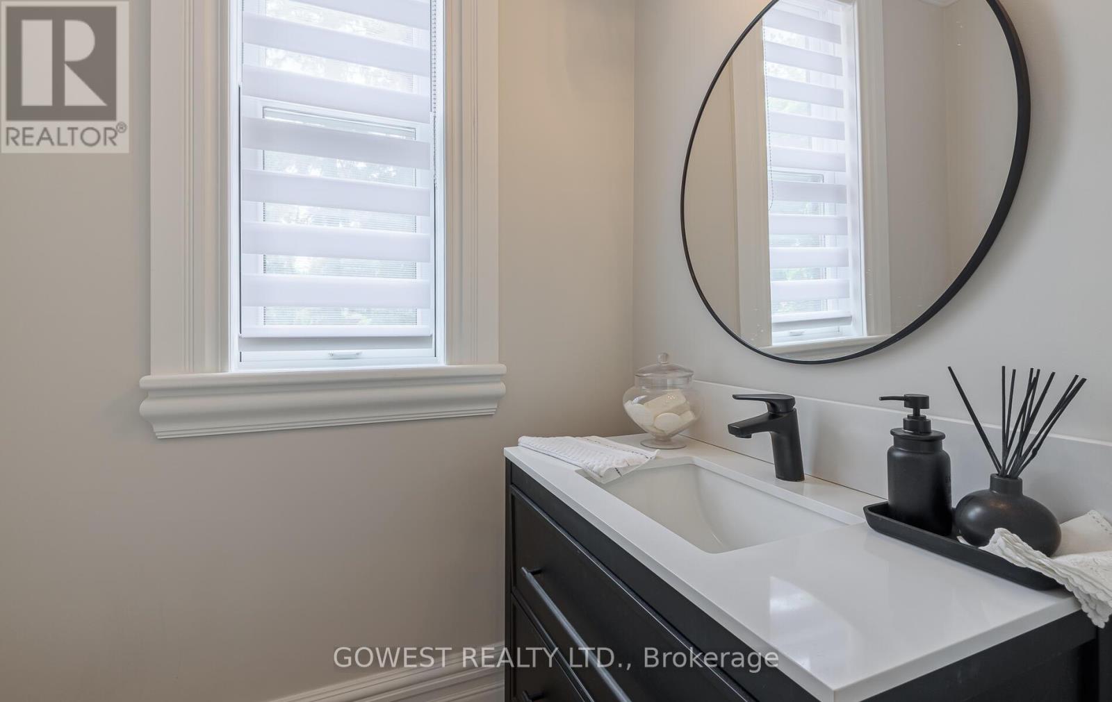 Photo 9 of 376 Chartwell Road, Oakville ON