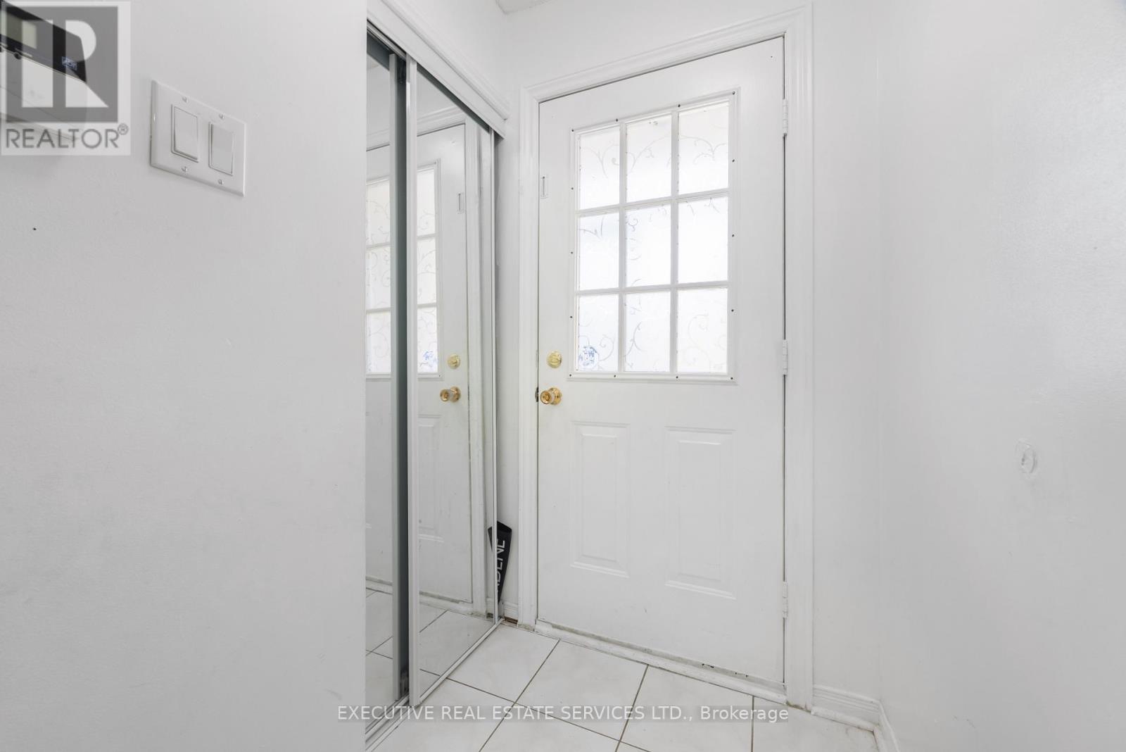 Photo 10 of 39 Caruso Drive, Brampton ON