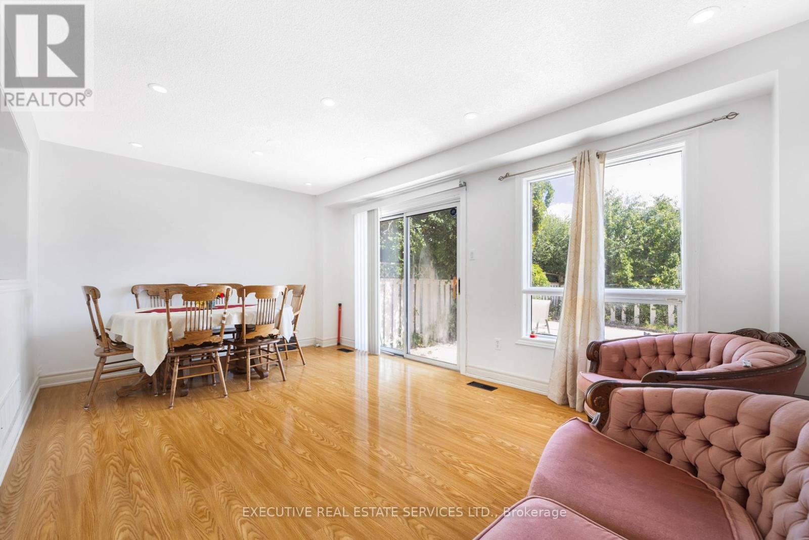 Photo 12 of 39 Caruso Drive, Brampton ON