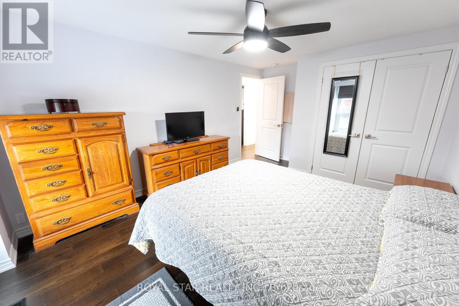 Photo 12 of 74 Glebe Crescent, Brampton ON