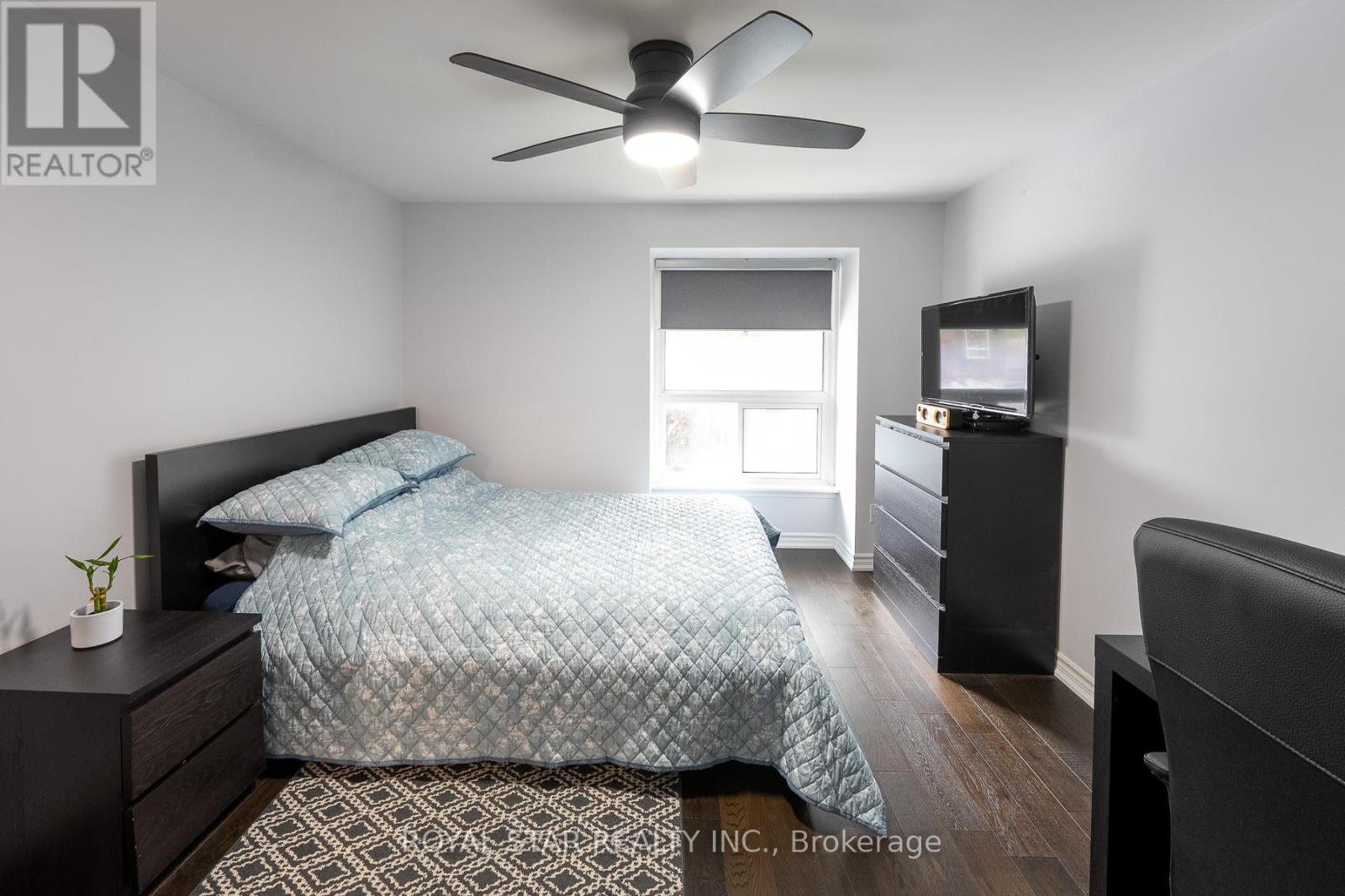Photo 14 of 74 Glebe Crescent, Brampton ON