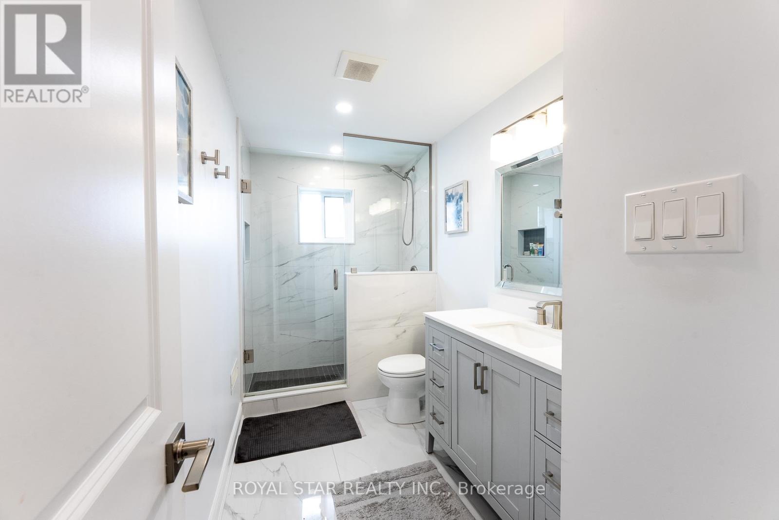Photo 17 of 74 Glebe Crescent, Brampton ON