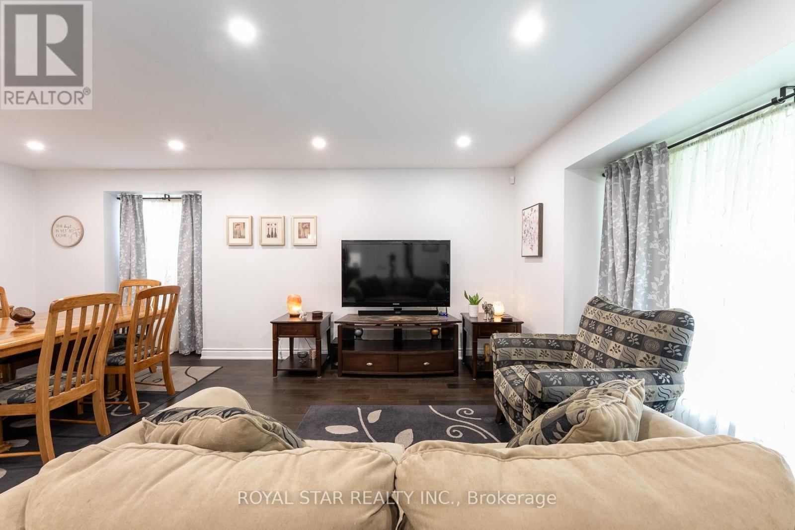 Photo 25 of 74 Glebe Crescent, Brampton ON