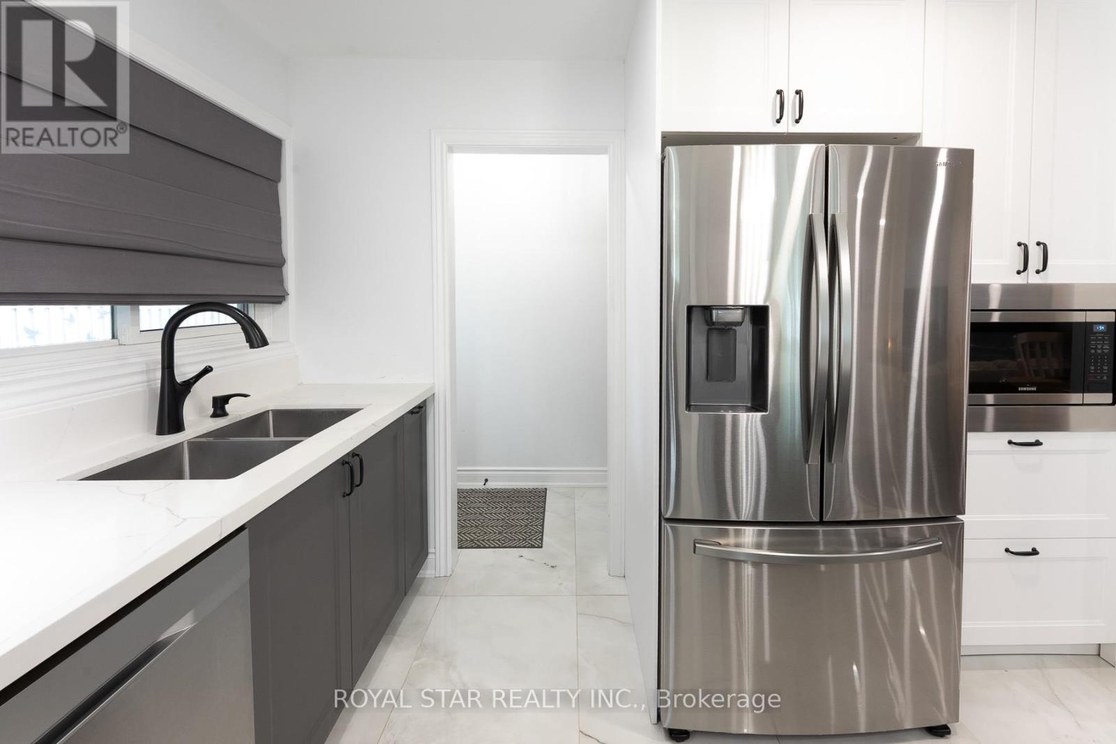 Photo 33 of 74 Glebe Crescent, Brampton ON