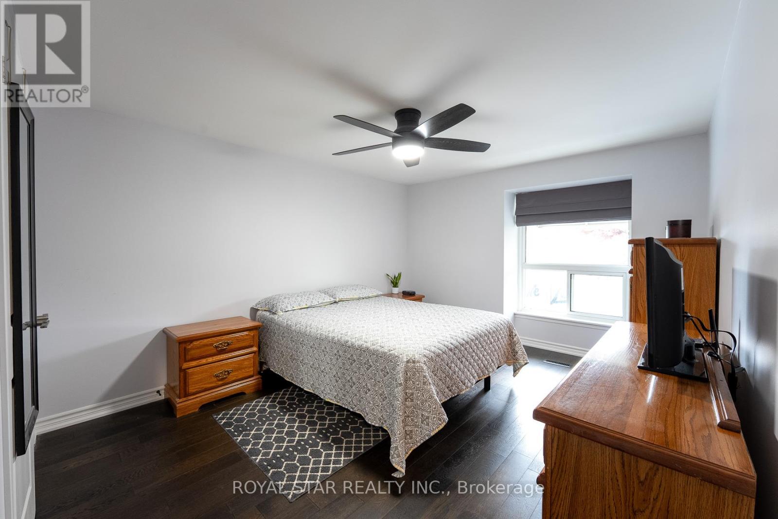 Photo 8 of 74 Glebe Crescent, Brampton ON