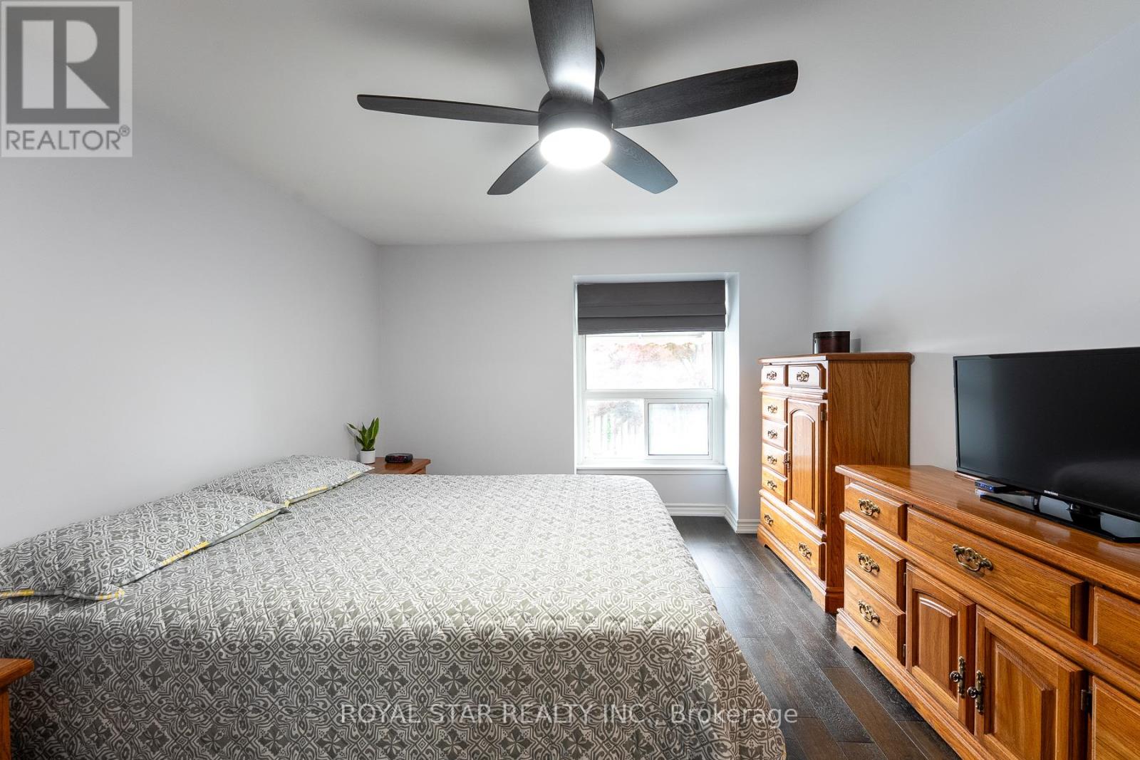 Photo 9 of 74 Glebe Crescent, Brampton ON