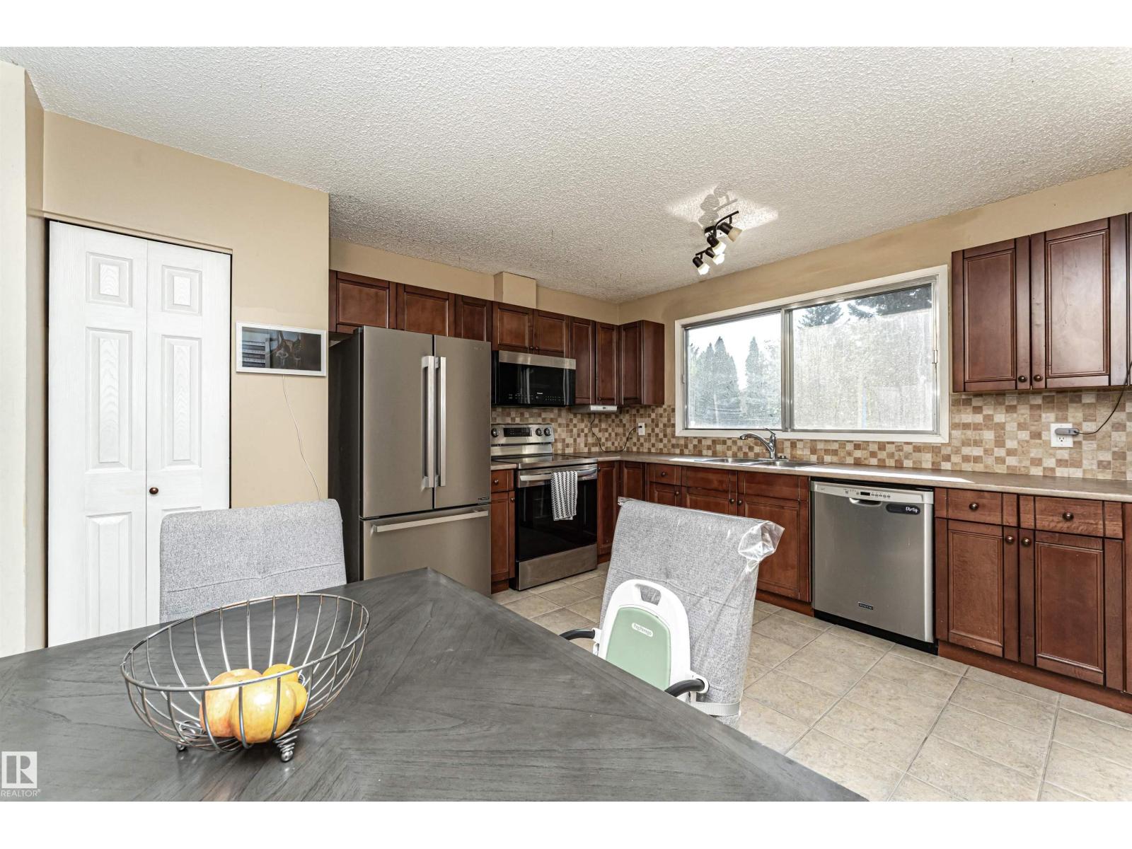 Photo 18 of 46 Graham Rd, Sherwood Park AB