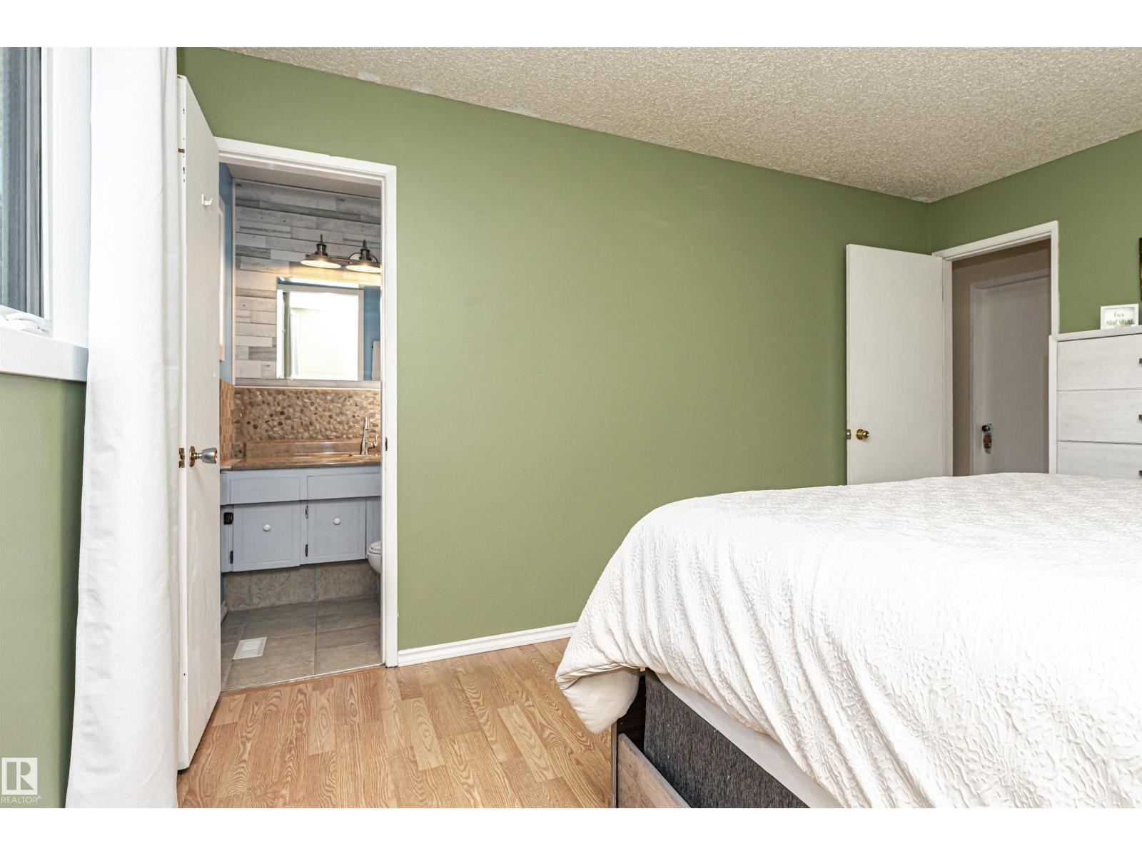 Photo 25 of 46 Graham Rd, Sherwood Park AB