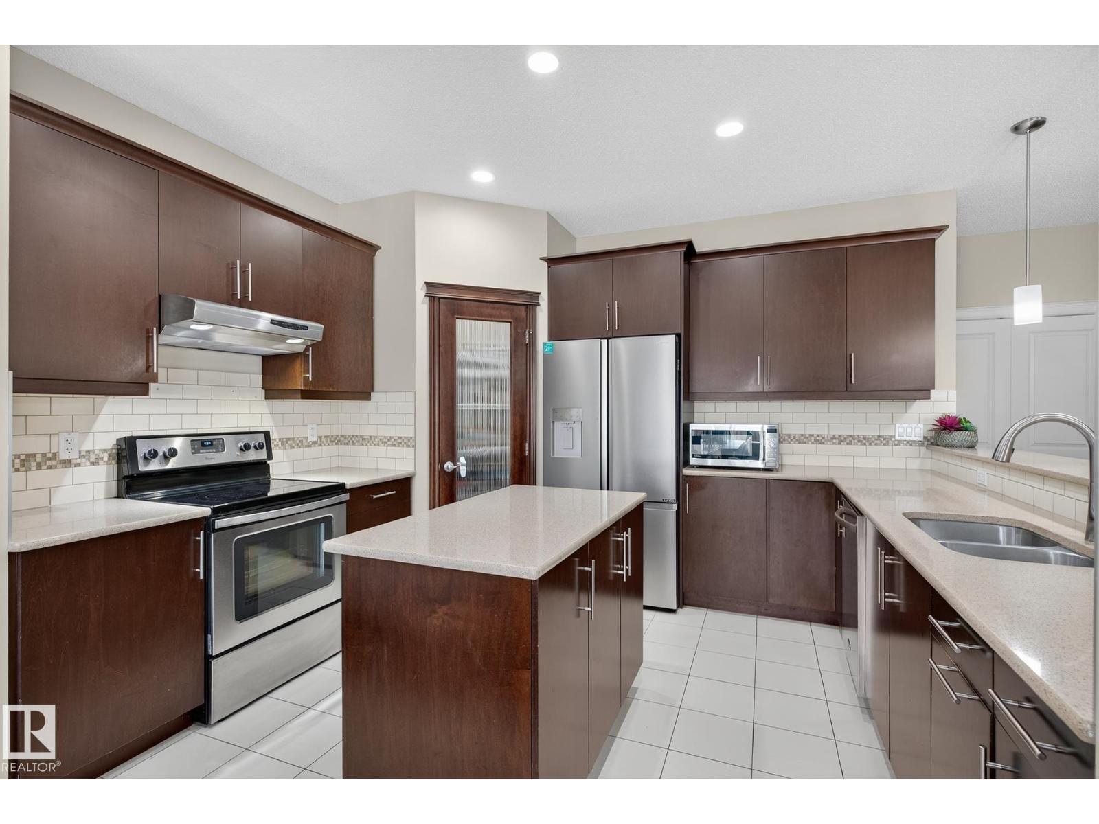 Photo 8 of 16737 58 B St Nw, Edmonton AB