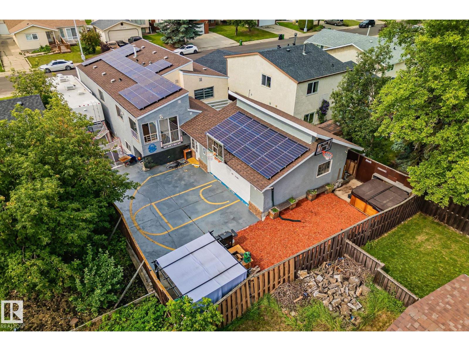 Photo 2 of 2051 49 A St Nw, Edmonton AB