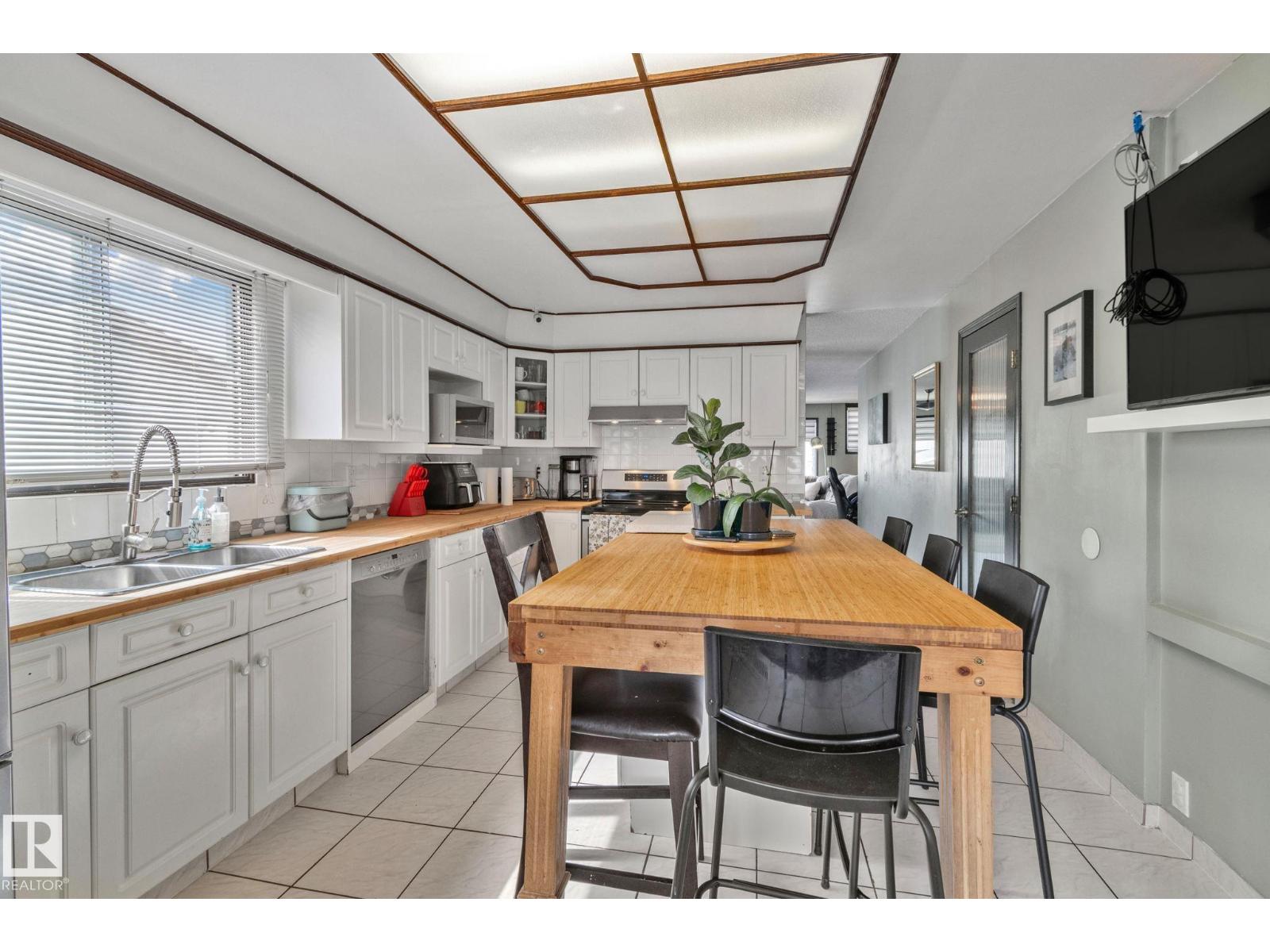 Photo 6 of 2051 49 A St Nw, Edmonton AB