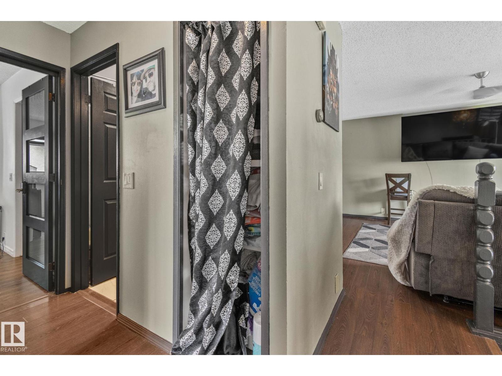 Photo 11 of 2051 49 A St Nw, Edmonton AB