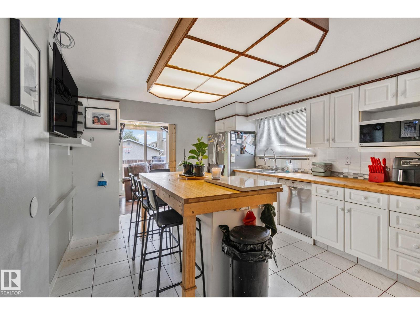 Photo 3 of 2051 49 A St Nw, Edmonton AB
