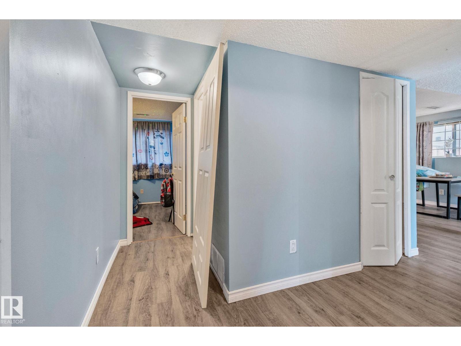 Photo 31 of 2051 49 A St Nw, Edmonton AB
