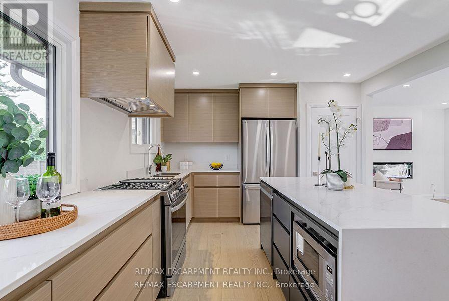 Photo 12 of 13 Skyland Drive, Hamilton ON