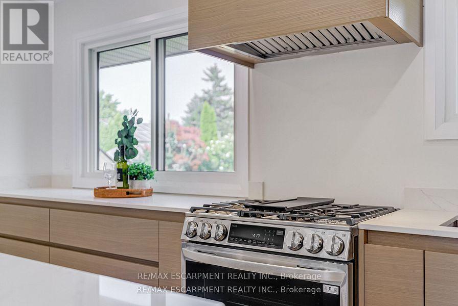 Photo 18 of 13 Skyland Drive, Hamilton ON