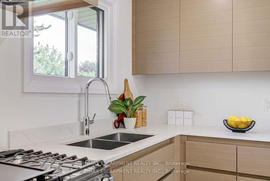 Photo 19 of 13 Skyland Drive, Hamilton ON