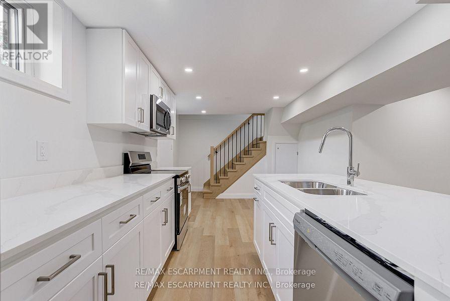 Photo 35 of 13 Skyland Drive, Hamilton ON