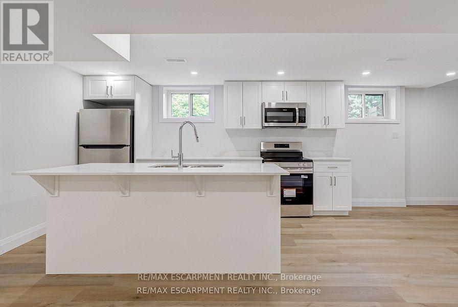 Photo 38 of 13 Skyland Drive, Hamilton ON