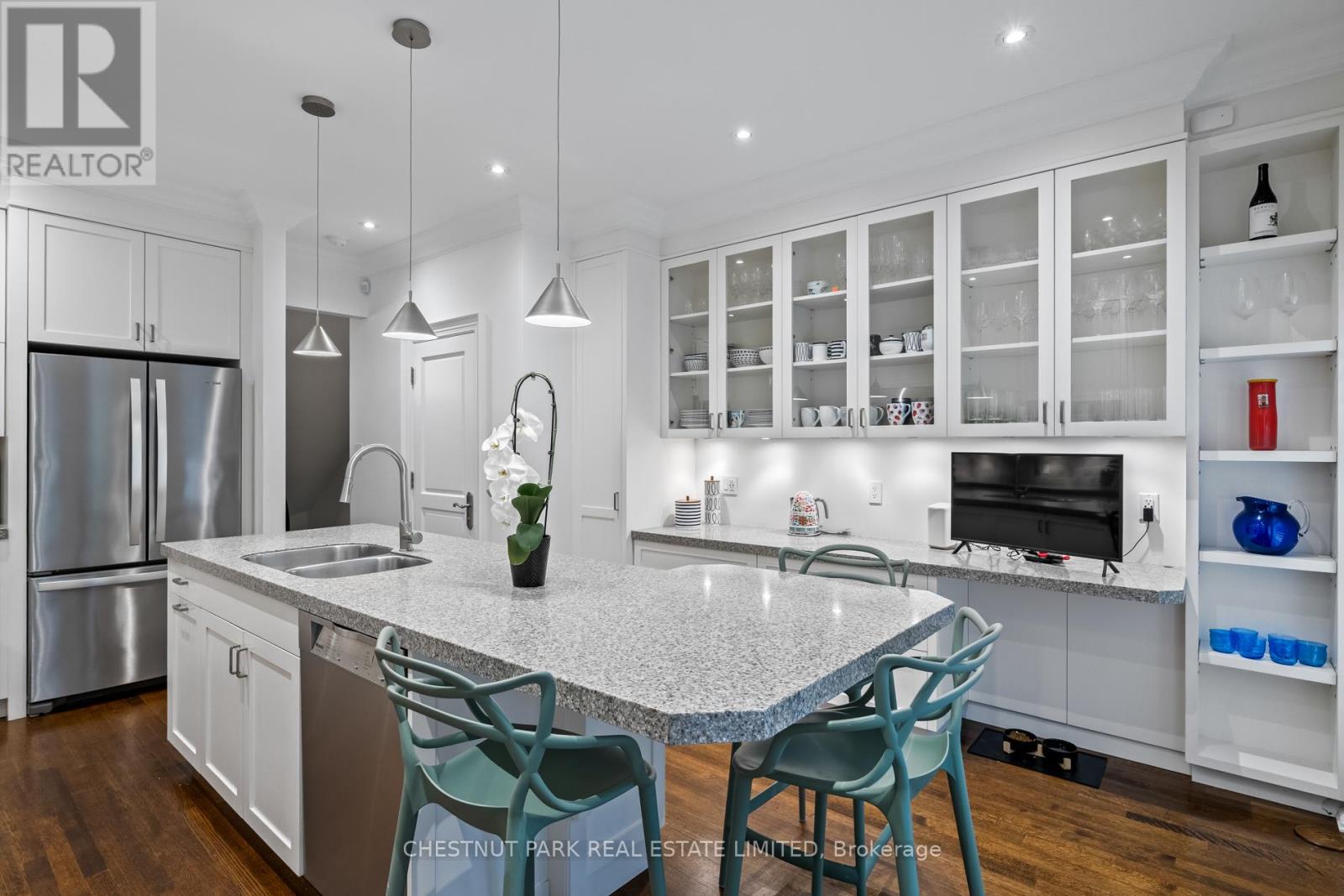 Photo 12 of 90 Pleasant Boulevard, Toronto ON