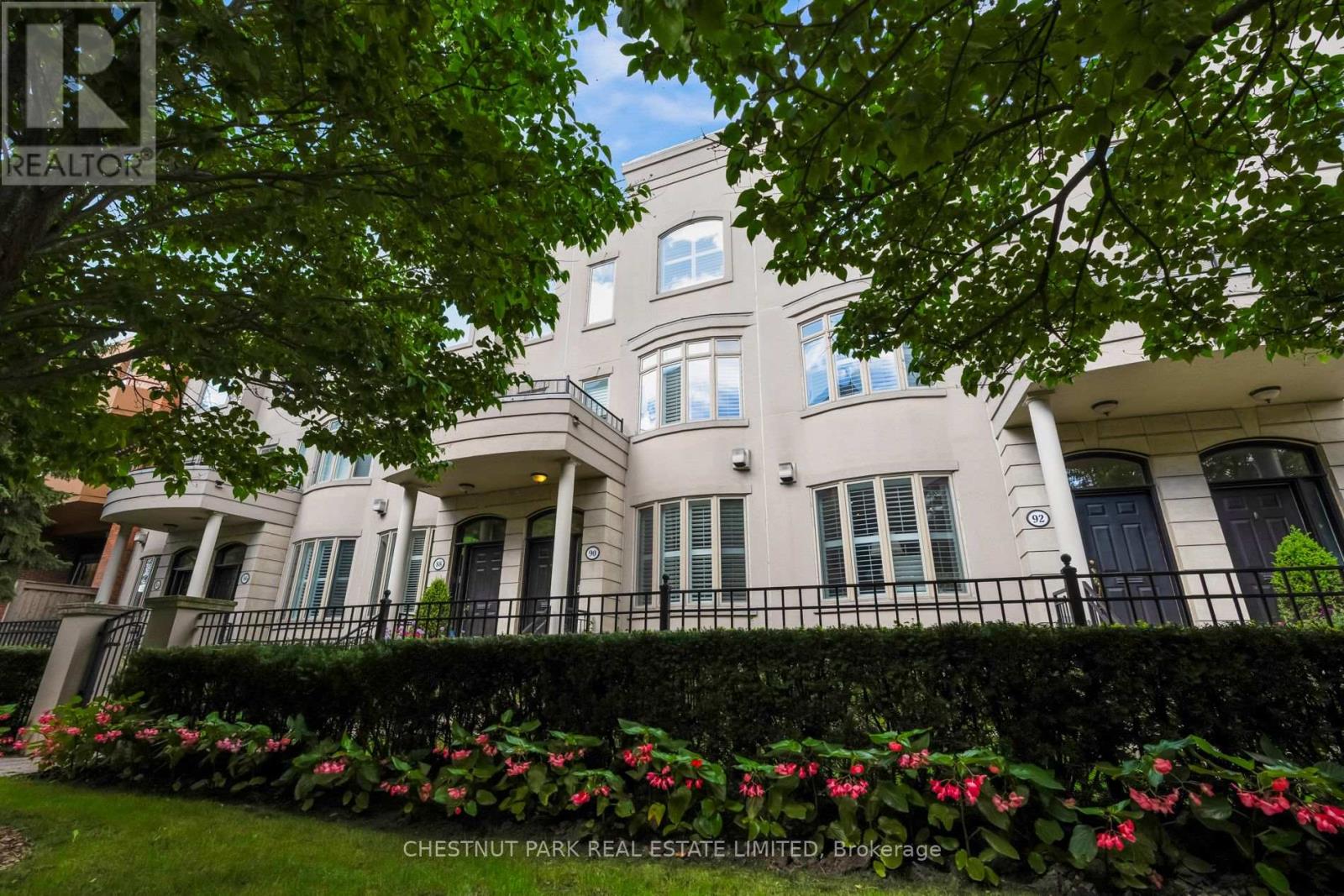 Photo 2 of 90 Pleasant Boulevard, Toronto ON