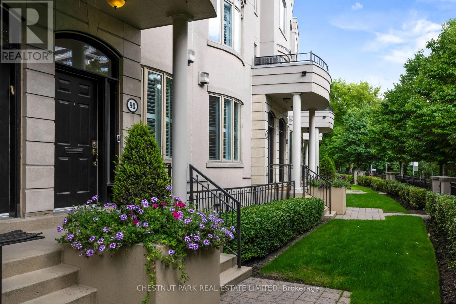 Photo 4 of 90 Pleasant Boulevard, Toronto ON