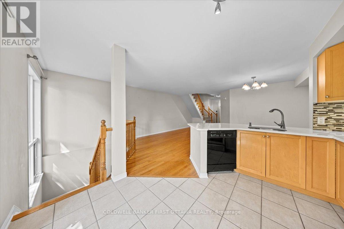 Photo 11 of 18 Maxton Private, Ottawa ON