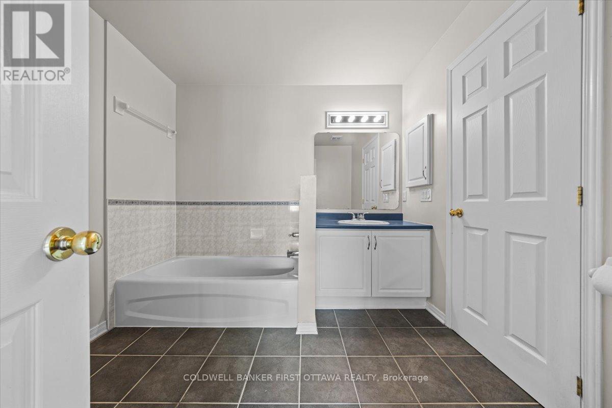 Photo 21 of 18 Maxton Private, Ottawa ON