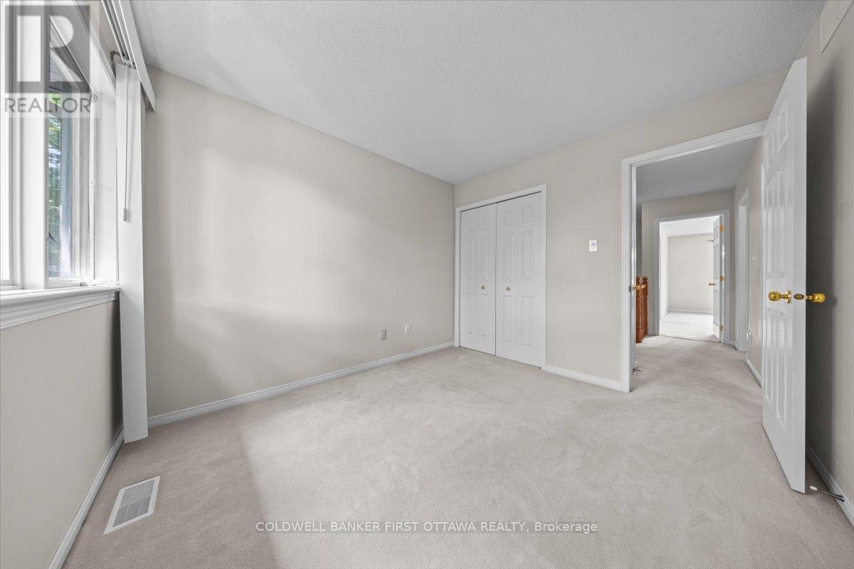 Photo 26 of 18 Maxton Private, Ottawa ON